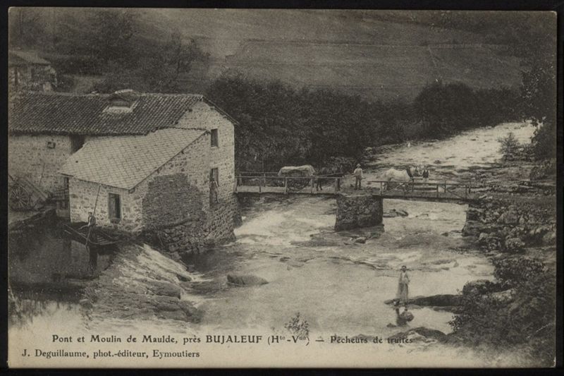 Pont et moulin de Maulde, près Bujaleuf - Pêcheurs de truites. - Coll. Dr Robert, 46 Fi 1946