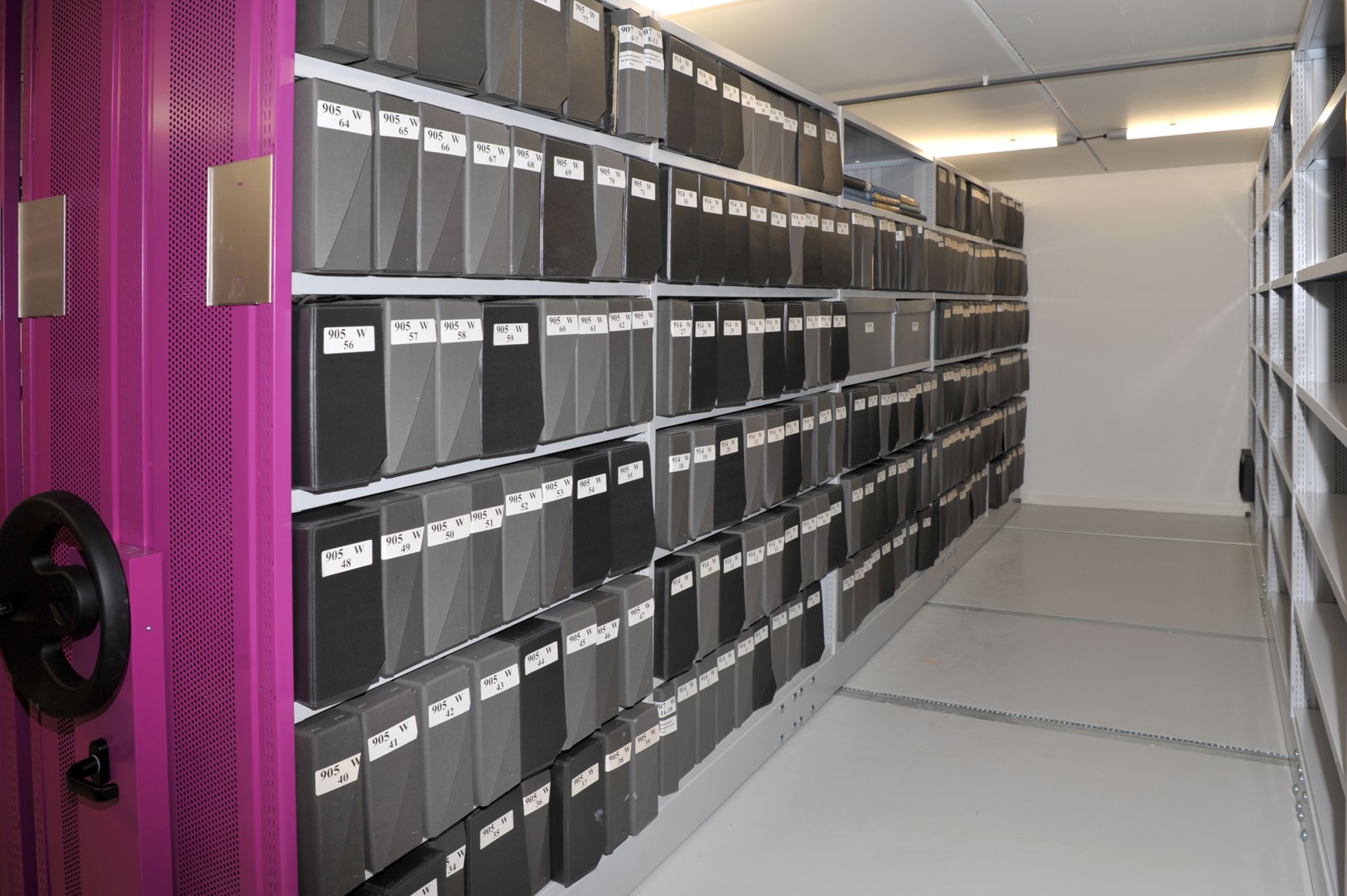 Un magasin des Archives départementales